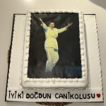 Yasemin Sakallıoğlu Instagram - Bugün benim doğum günüm ve çok güzel bir haber aldım bugün🌹Biletix’den gelen rapora göre 2022 yılında Biletix üzerinden satılan stand-up biletlerinde en çok bilet alınan stand-up gösterisi Doğru Koca Nasıl Seçilir olmuş. Sanırım bana doğum günümde daha güzel bir hediye veremezdiniz. Başta eşime, bana en başından beri inanan yapımcım Necati Akpınar’a ve tüm Bkm ekibine amaaaaaa en çok da beni o salonlarda yalnız bırakmayıp beraber güldüğümüz siz seyircilerime sonsuz teşekkür ederim. Bize bundan sonra daha da fazla gülmek yakışır be mizah spor kulübüm⭐️ Türkiye kadın stand-up’çısına sahip çıktı❤️
