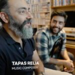 Yashraj Mukhate Instagram – This song is a part of my childhood memories. Was lovely to see @tapasrelia sir breaking it down for me. 
Aur kaunse gaane ka breakdown dekhna hai batao?

Music Breakdown With Yashraj ab short format me bhi uplabdh!🕺🏻

#yashrajmukhate #tapasrelia #hanumanreturns #aasmankochukardekha #musicbrekadownwithyashraj