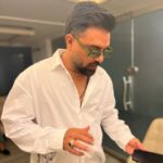 Yasir Hussain Instagram - Happy Independence Day in advance (white) Kal green wala hoga . Jashn e azadi mai se azadi ko bhool jaen Aur jashn pe focus Karen . Har saal yehi toh karty hain . Nikalen apny bajay bikes Aur jhanday Aur nikal paren tarakki ki Rah per . #august #independence #green #pakistan
