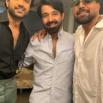 Yasir Hussain Instagram - Cause Dil chahta hai.. hum naa rahen kbhi yaaron k Bin.. Director : @yasir.hussain131 Singer : @hassanhayatkhan Performer : @umeraalamofficial #yasirhussain #hassanhayatkhan #umeraalam #king #fun #friendship #unlimited #umerholics
