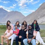 Yasir Hussain Instagram - Yeh budha mery beech mai bohot bolta hai 🤣 #skardu #friendsandfamily #fun