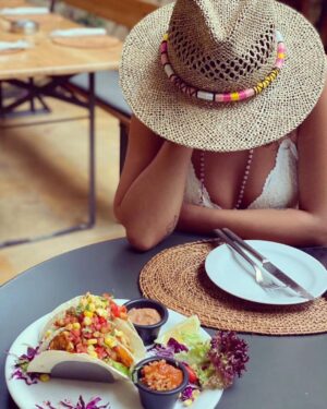 Yasmine Raeis Instagram - #eat #pray #lv 💙💚❤️