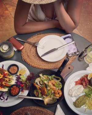 Yasmine Raeis Instagram - #eat #pray #lv 💙💚❤️