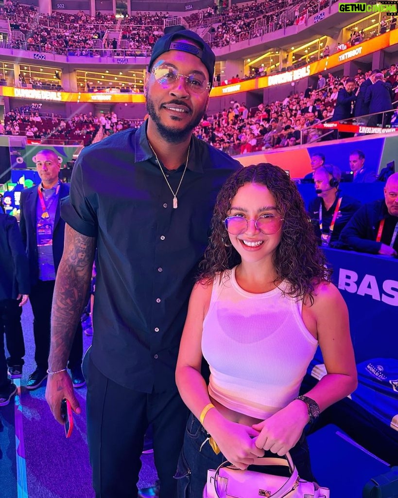 Yassi Pressman Instagram - AHHHHH fan moment with Melo lol. watch me try to “stay calm” sa last clip 🤣 @carmeloanthony super bait niya! 🏀⛹🏽 📍FIBA WORLD CUP FINALS Was so fuuuuun yesterday!!!! #FIBAWC thanks fam @letsgogonow @bk_4.7 🫶🏻 MOA Arena - SM Mall of Asia