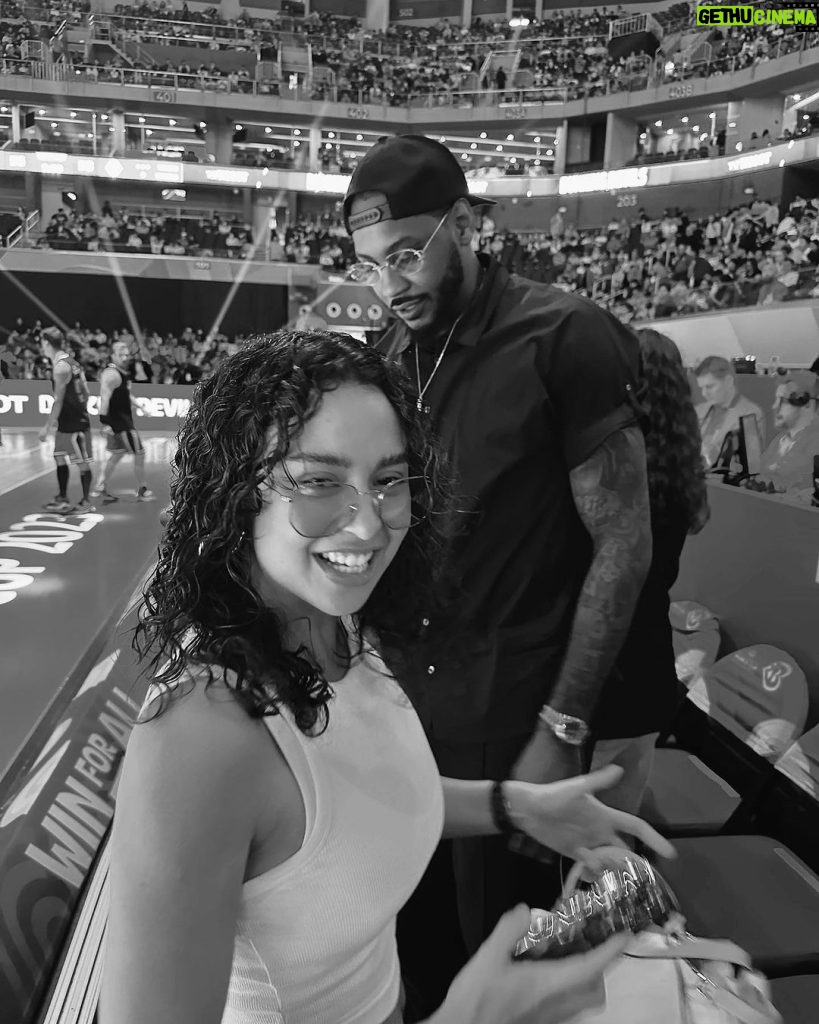 Yassi Pressman Instagram - AHHHHH fan moment with Melo lol. watch me try to “stay calm” sa last clip 🤣 @carmeloanthony super bait niya! 🏀⛹🏽 📍FIBA WORLD CUP FINALS Was so fuuuuun yesterday!!!! #FIBAWC thanks fam @letsgogonow @bk_4.7 🫶🏻 MOA Arena - SM Mall of Asia