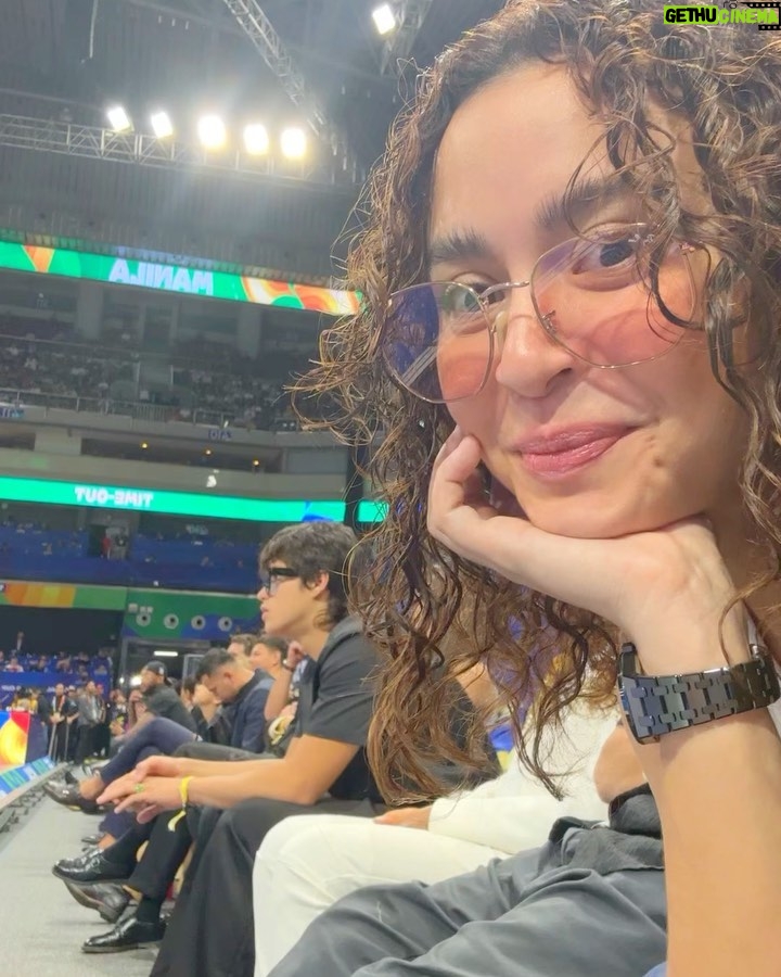 Yassi Pressman Instagram - AHHHHH fan moment with Melo lol. watch me try to “stay calm” sa last clip 🤣 @carmeloanthony super bait niya! 🏀⛹🏽 📍FIBA WORLD CUP FINALS Was so fuuuuun yesterday!!!! #FIBAWC thanks fam @letsgogonow @bk_4.7 🫶🏻 MOA Arena - SM Mall of Asia