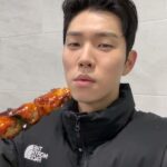 Yoo In-soo Instagram - 봄여름가을겨울을 함께했던 환혼 촬영팀이 커피와 닭꼬치를 선물해 줬습니다!! 아침부터 기분이 하늘을 찌를 듯 너무 좋아서 자랑 한번 하겠습니다!!🥰🫶 @han_sehyun ❤️ @appsquare ❤️ @hui_do_i ❤️ @tae_seok11 ❤️ @kyeong_24 ❤️ @yolo_jh_park ❤️ @shyangs1020 ❤️ @bbee_chuuuuu ❤️ @sep.98jh_ ❤️
