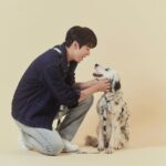 Yoo Yeon-seok Instagram - 기부 프로젝트 작년부터 준비한 조그마한 프로젝트를 공개합니다💌 리타를 입양한 후에 좋은 기회가 닿아 시작된 프로젝트예요. 코로나 시기에 외출이 힘든 와중에도 반려견을 위해 산책하는 반려 가족들의 이야기를 예쁘게 담은 윤예지 작가님의 책 를 보고 영감도 받고, 함께해 주시는 분들을 만나게 되어 머릿속에만 있던 아이디어들이 실현되었습니다. 제가 직접 손글씨로 로고도 만들고 디자인에도 참여한 반려견 산책 용품을 만나보실 수 있어요. 판매 수익금과 생분해 배변 봉투는 더 많은 분들과 반려견 산책의 즐거움을 함께하고자 기부합니다. 자세한 사항은 프로젝트 인스타그램 계정에 (@sanchek.gaja) 업데이트 된다고 합니다. 많은 관심 부탁드려요! 요즘 날씨가 산책하기 딱 좋은 날씨인데요, 모두 함께 즐겁게 산책해요🐶 #산책가자 #반려견산책문화프로젝트