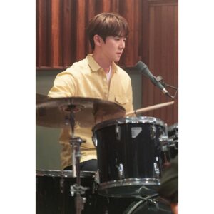 Yoo Yeon-seok Instagram - 제가 가창에 참여한 #슬기로운의사생활 시즌2 의 윈터가든 테마 OST '너에게'가 오늘 낮 12시에 공개됩니다! 우리 겨울정원의 새로운 테마곡🤍 많이 사랑해주세요 🎧