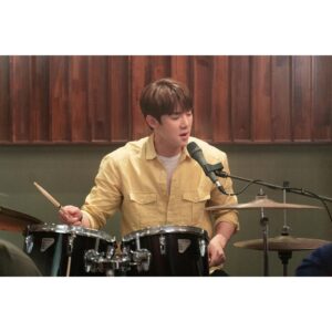 Yoo Yeon-seok Instagram - 제가 가창에 참여한 #슬기로운의사생활 시즌2 의 윈터가든 테마 OST '너에게'가 오늘 낮 12시에 공개됩니다! 우리 겨울정원의 새로운 테마곡🤍 많이 사랑해주세요 🎧
