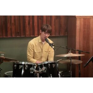 Yoo Yeon-seok Instagram - 제가 가창에 참여한 #슬기로운의사생활 시즌2 의 윈터가든 테마 OST '너에게'가 오늘 낮 12시에 공개됩니다! 우리 겨울정원의 새로운 테마곡🤍 많이 사랑해주세요 🎧