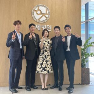 Yoo Yeon-seok Instagram - 드디어 오늘은 슬요일! 오늘 밤 9시! 슬기로운의사생활 시즌2 1회가 첫방송됩니다. 오래기다리셨죠? 저도 슬요일 많이 기다렸습니다! 많은 시청 바랍니다!❤️ #슬기로운의사생활시즌2