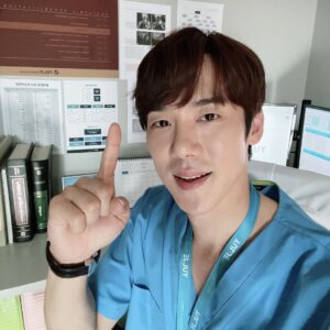 Yoo Yeon-seok Instagram - 드디어 오늘은 슬요일! 오늘 밤 9시! 슬기로운의사생활 시즌2 1회가 첫방송됩니다. 오래기다리셨죠? 저도 슬요일 많이 기다렸습니다! 많은 시청 바랍니다!❤️ #슬기로운의사생활시즌2