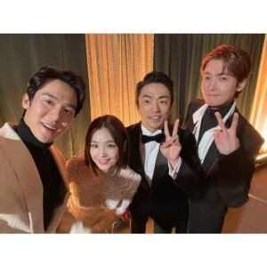 Yoo Yeon-seok Instagram - 새해에 건강하게 #슬기로운의사생활시즌2 로 만나요😍 #2020mama #슬기로운의사생활