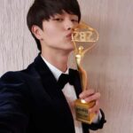 Yook Sung-jae Instagram - 수상 감사합니다! 너무 생각치도 못했던 수상이라 정신없이 말하다보니 제일 중요한 멜로디를 빼고 말해서 너무 속상하네요ㅜ 항상 나의 자신감과 열정이 되어주는 우리 멜로디들 너무너무 고맙고 감사합니다! 앞으로도 열심히 하겠습니다!!