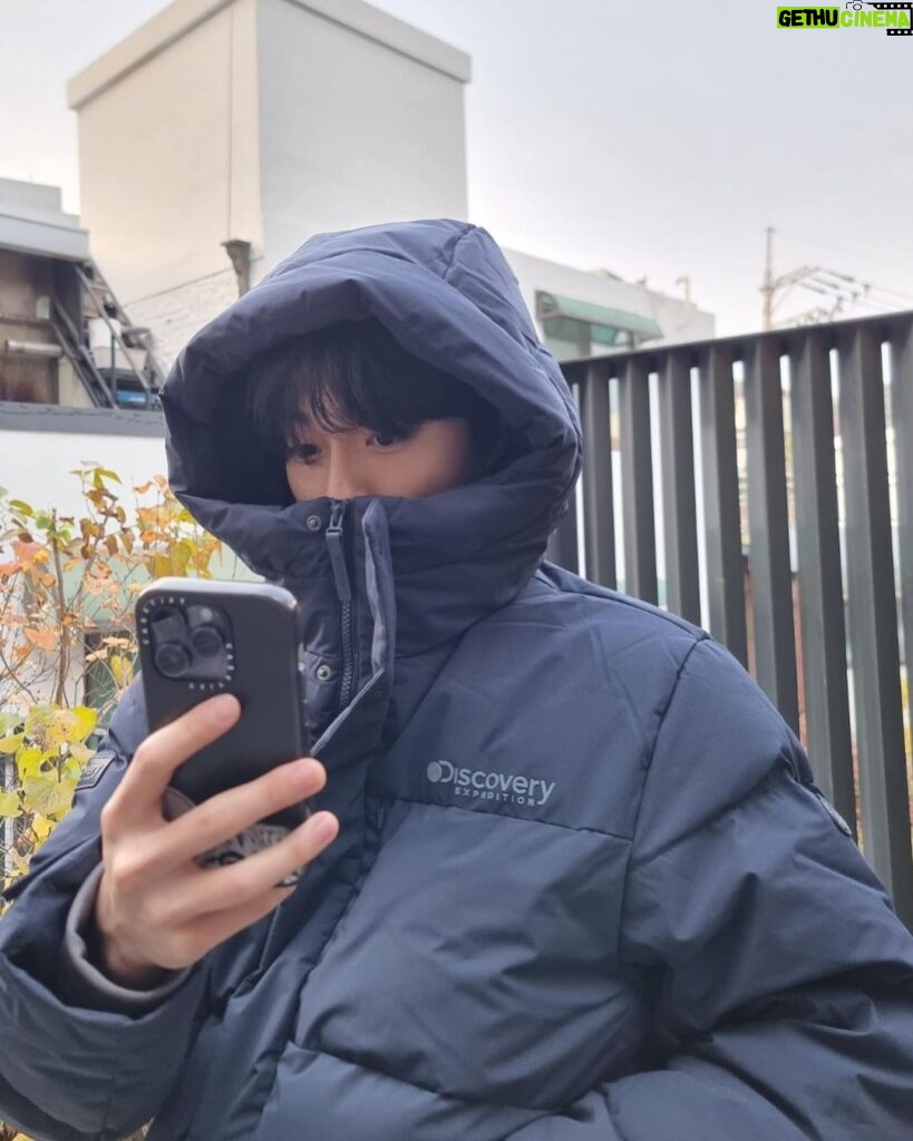 Yoon Chan-young Instagram - 추워지는 날씨, 감기 조심하세요! ☺️ 🍂 #디스커버리 #디스커버리패딩 #디스커버리롱패딩 #디스커버리레스터G