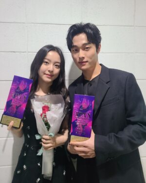 Yoon Chan-young Instagram - 2022 APAN Star Awards에서 신인상을 받았습니다. 지금우리학교는을 사랑해주신 분들께 감사드립니다. 
온조와 함께 상을 받아 더욱 뜻깊은 것 같아요.
지금우리학교는을 촬영하면서 너무 즐거웠습니다. 팬더믹으로 촬영 이후 종방연도 못했던게 아쉬워요. 같이 촬영했던 스텝분들 배우분들 보고싶습니다 많이

@apanstarawards_official
