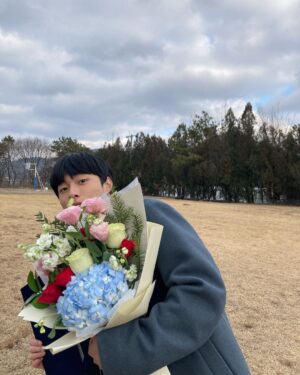 Yoon Chan-young Instagram - 소년비행 2가 공개되었습니다! 시즌에서 봐요 ☺️
@seezn_official @playlist_studio