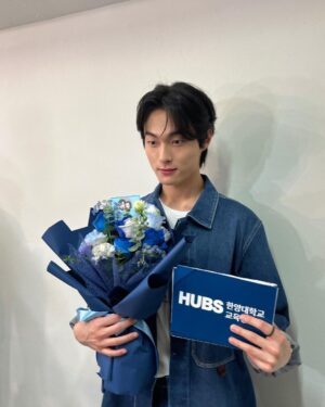 Yoon Chan-young Instagram - 한양대 축제 
@hy_stu @hubs.official 🔵