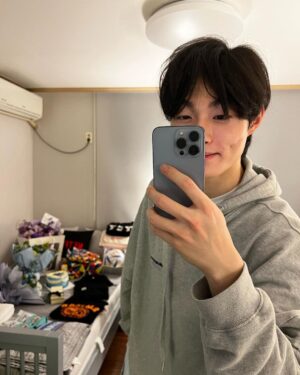 Yoon Chan-young Instagram - 내가 오늘 제일 행복한 사람이다!

제 스물두살 생일을 축하해주신 모든 분들께 너무나 감사드립니다 건강하고 행복하세요 사랑해요 ❤️