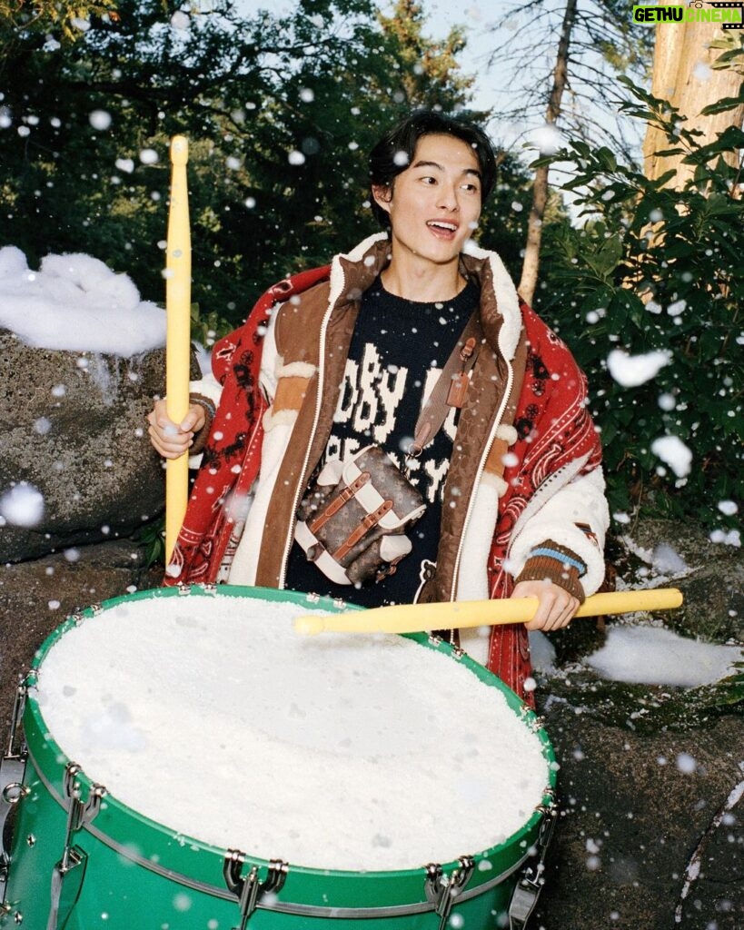 Yoon Chan-young Instagram - Remember the feeling? ☃️✨🥁 Holiday-ing like a kid with @coach. Photographer: @antongottlob Set Designer: @laurennikrooz Stylist: @katieburnett__ Hair: @nerohair Makeup: @alliesmithmakeup #CoachHoliday #CoachNY