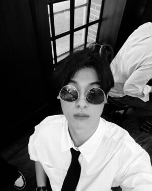 Yoon Chan-young Instagram - ❤️🧡💛💛💚💙💜🖤🤍