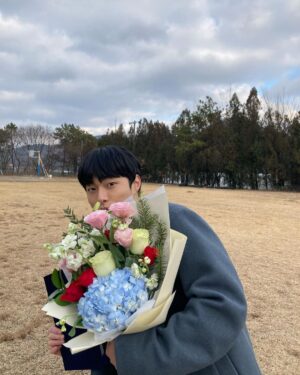 Yoon Chan-young Instagram - 소년비행 2가 공개되었습니다! 시즌에서 봐요 ☺️
@seezn_official @playlist_studio