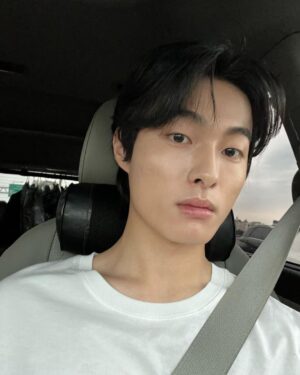 Yoon Chan-young Instagram - 한양대 축제 
@hy_stu @hubs.official 🔵