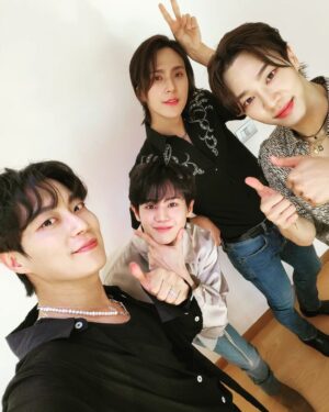 Yoon Doo-joon Instagram - 즐거운 추억 만들고갑니다 ! 카자흐스탄 고맙습니다 땡큐!!!!!