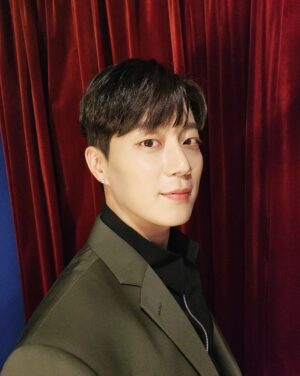 Yoon Doo-joon Instagram - 정신 없지만 너무 즐거웠던 활동 첫 주가 지나갔네요! 함께 응원해준 라이트 너무 고맙습니다! 이번주도 화이팅!!!!!으랏차!!