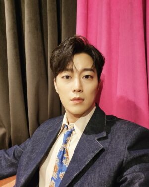 Yoon Doo-joon Instagram - 정신 없지만 너무 즐거웠던 활동 첫 주가 지나갔네요! 함께 응원해준 라이트 너무 고맙습니다! 이번주도 화이팅!!!!!으랏차!!