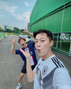 Yoon Doo-joon Instagram - 월요일입니닷 빨리 무더운 여름이 지나갔으면 좋겠네요😭 한 주 동안 화이팅하고 건강합시다👍