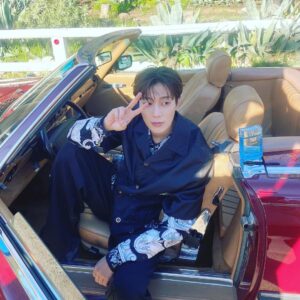 Yoon Doo-joon Instagram - 벌써 월요일! 저는 동운이랑 부산에서 재밌게 촬영중입니다! 무슨 프로그램인지는 아직 비밀...
곧 기광이의 멋있는 앨범이 발매되니 기대 많이 해주시고! 멋진 한 주 보내세요👍