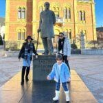 Yuanita Christiani Instagram - Ekspektasi VS Realita, susahnya mau foto bertiga. PIMPIN TUHAN!🫠 Novi Sad, Serbia