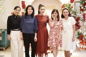 Yuanita Christiani Instagram - Barisan tim hore! Banyak selamat buat @minimal_stores X @sandradewi88 💃👏