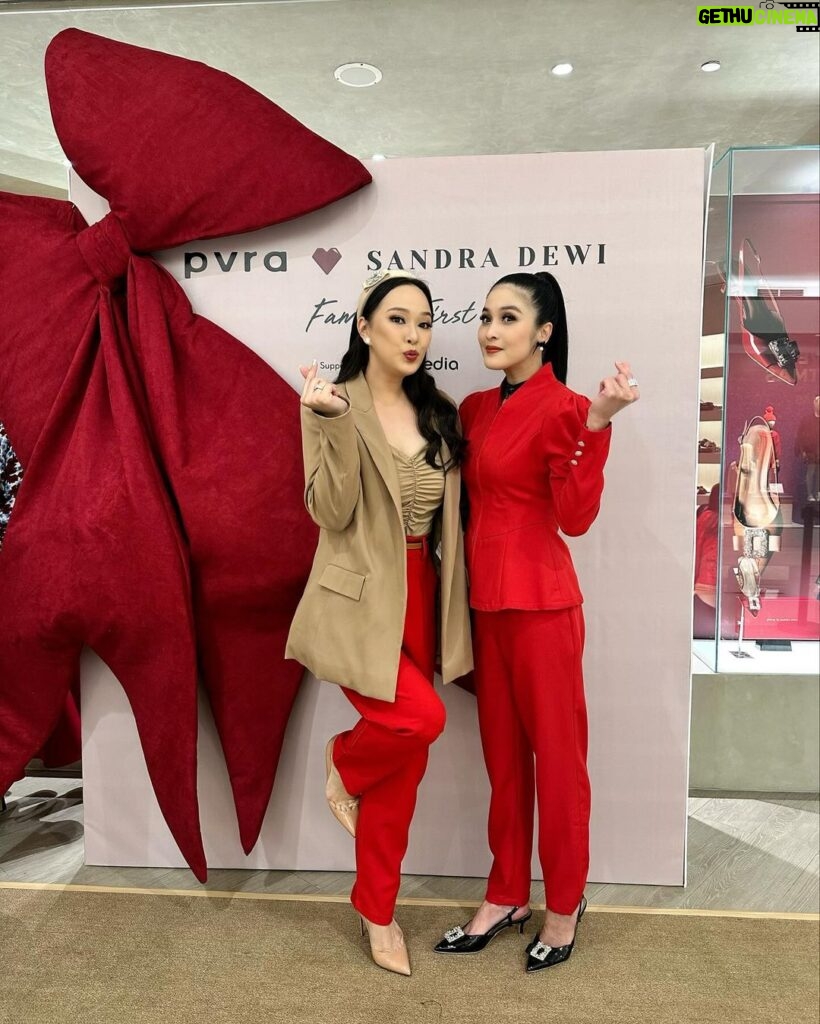 Yuanita Christiani Instagram - Kolaborasi terbaru dari @sandradewi88 x @pvra.official Banyak selamat tayank bebeb lup lup!!!Pokoknya Tuhan berkati untuk smua yang IBU sandra kerjakan & project2 bombastic di tahun mendatang🤣 Laffyuuu 😚