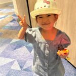 Yuanita Christiani Instagram - FYI, sebelum ada video ini, pake acara adu debat dulu perkara ngotot yang dipegang itu bendera INDONESIA. Berakhir dengan property jualan orang copot. Terpaksa emaknya bayar ganti rugi. . . Disitulah kadang kesabaranku yang setipis tissue ini diuji😌🙃 @ariellalenorawiguna #3yearsold