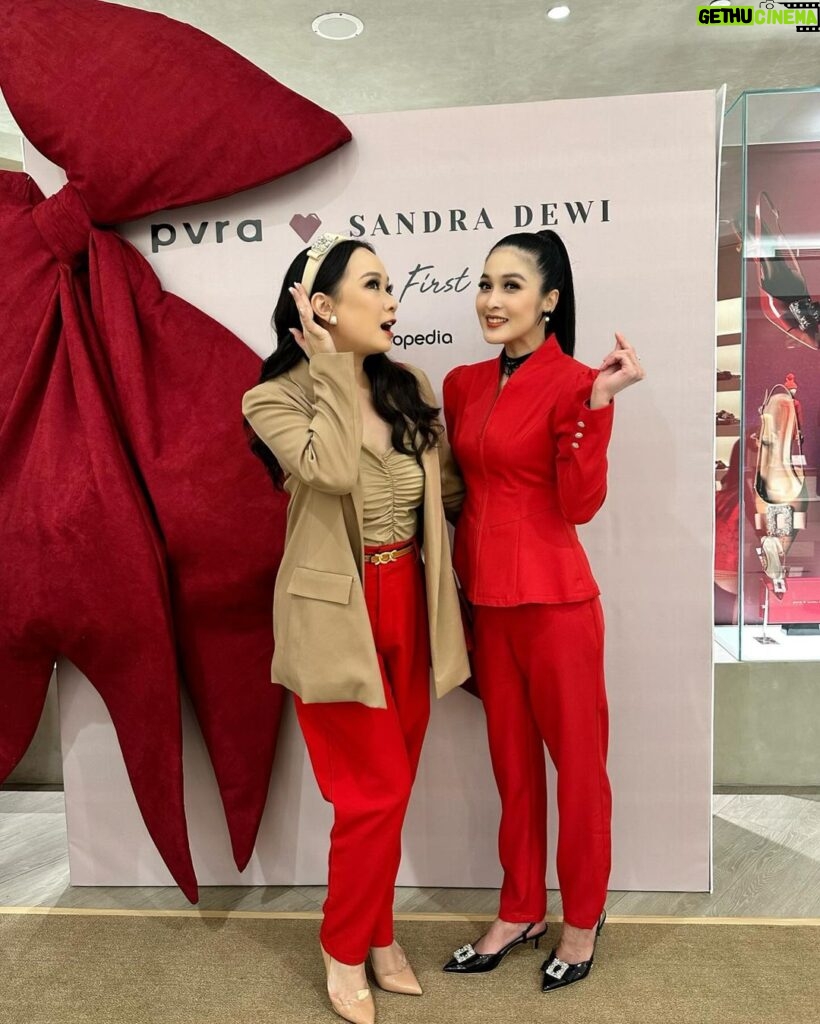 Yuanita Christiani Instagram - Kolaborasi terbaru dari @sandradewi88 x @pvra.official Banyak selamat tayank bebeb lup lup!!!Pokoknya Tuhan berkati untuk smua yang IBU sandra kerjakan & project2 bombastic di tahun mendatang🤣 Laffyuuu 😚