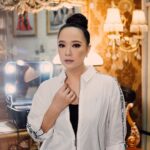 Yuanita Christiani Instagram - wake up and make up✨ . brushed @donnaliong.makeup hair @lynn.makeuphairdo