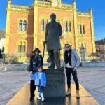 Yuanita Christiani Instagram - Ekspektasi VS Realita, susahnya mau foto bertiga. PIMPIN TUHAN!🫠 Novi Sad, Serbia