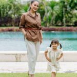 Yuanita Christiani Instagram - Adududuuhh... anak gadis pak Indra mulai banyak tingkah🤣 juara banget deh ini @sweet.escape jepretnya hahaha. Ini baru sebagian kecil, masih buanyaakk banget yang bikin gemes sampe pusing mau post yang mana, helep!🤣 Slide berapa yang paling gemoy?