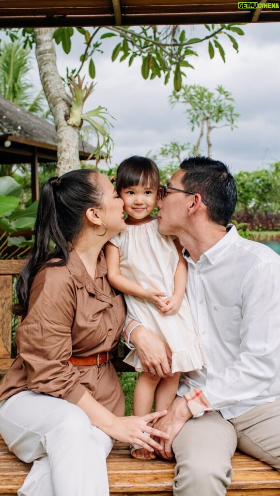 Yuanita Christiani Instagram - Selamat datang 2023, terimakasih 2022 untuk banyak pelajaran dan kenangan yang diberikan. Percaya bahwa tahun yang baru ini akan membawa banyak pengharapan, kebaikan dan kebahagiaan untuk kita semua . Anyway, terimakasih banyak @sweet.escape selalu jadi sahabat setiaku untuk foto-foto di belahan dunia manapun dari jaman single, married sampai sekarang ada buntut. Terbaique!!! . Yang lagi pada liburan dan mau punya foto-foto instagramable layak posting hahaha langsung kontak @sweet.escape ya. Kalau mau dapat special discount 10% + Extra 10 downloadable foto valid for all destination, bisa pake code: YUANITA10 Booking periode: until 28 june 2023 Photoshoot periode: until 30 June 2023