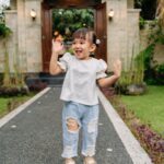 Yuanita Christiani Instagram - Anak gadis kami yang bulan depan 3 tahun. Definisi sesungguhnya "gak berasa yah waktu tuh cepet banget deh". Terimakasih Ariella untuk banyak warna dan senyum yang selalu kamu berikan❤️ @ariellalenorawiguna . 📸 @sweet.escape