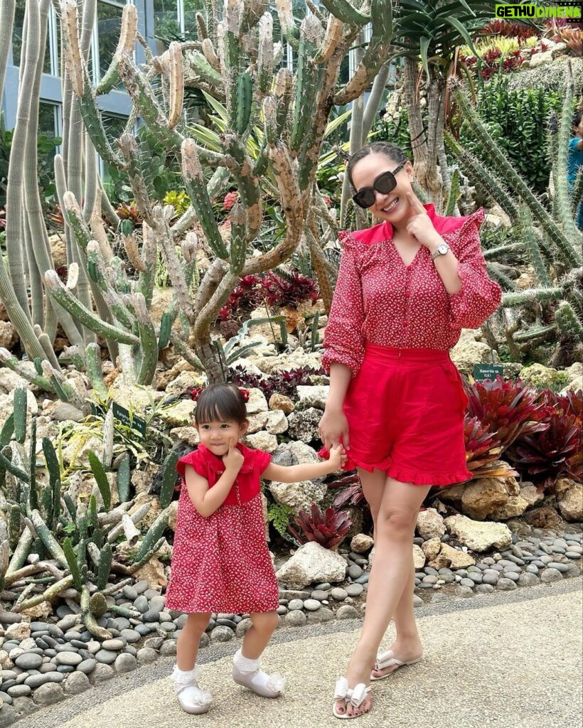 Yuanita Christiani Instagram - Lagi di bedugul, kembaran pake @ariellainstyle sama unyil kesayangan