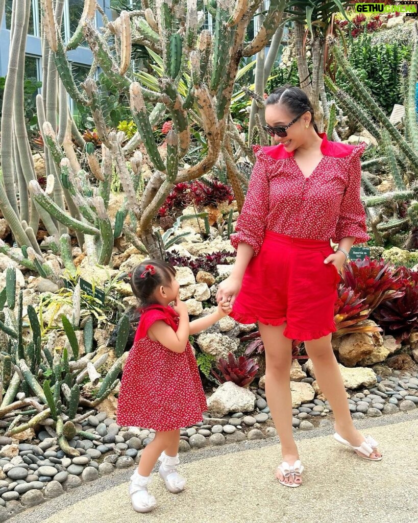 Yuanita Christiani Instagram - Lagi di bedugul, kembaran pake @ariellainstyle sama unyil kesayangan