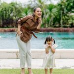 Yuanita Christiani Instagram – Adududuuhh… anak gadis pak Indra mulai banyak tingkah🤣 juara banget deh ini @sweet.escape jepretnya hahaha. Ini baru sebagian kecil, masih buanyaakk banget yang bikin gemes sampe pusing mau post yang mana, helep!🤣 Slide berapa yang paling gemoy?