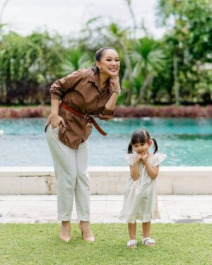 Yuanita Christiani Instagram - Adududuuhh... anak gadis pak Indra mulai banyak tingkah🤣 juara banget deh ini @sweet.escape jepretnya hahaha. Ini baru sebagian kecil, masih buanyaakk banget yang bikin gemes sampe pusing mau post yang mana, helep!🤣 Slide berapa yang paling gemoy?