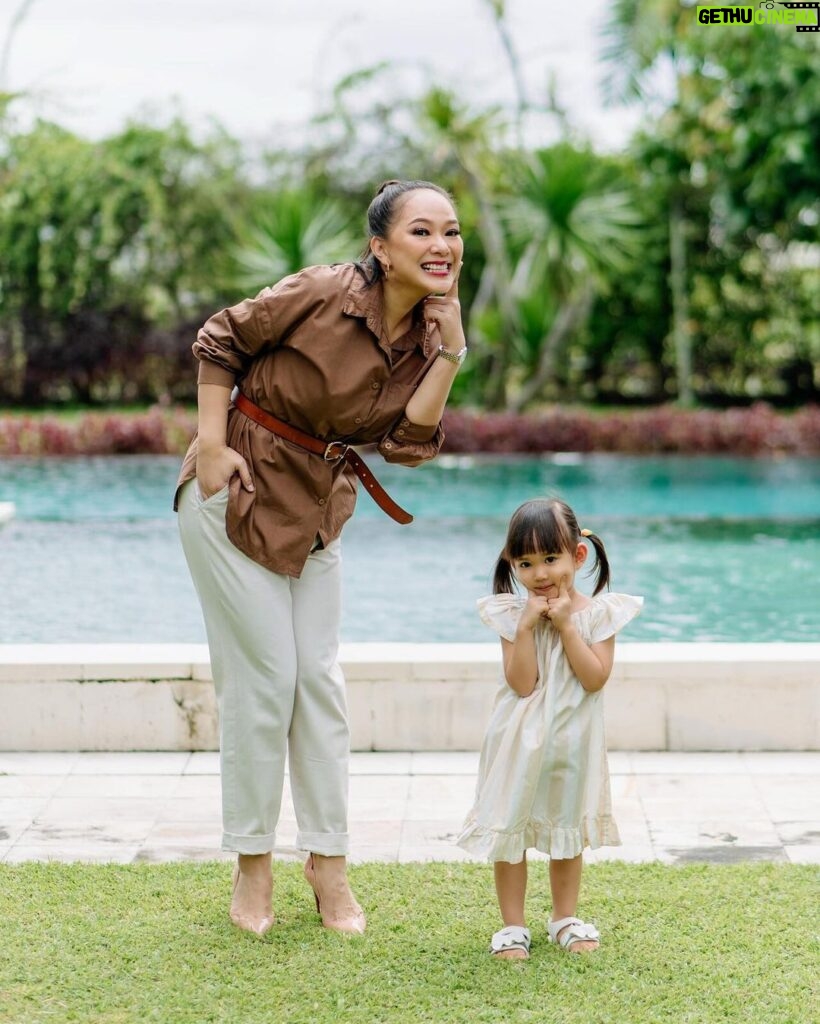 Yuanita Christiani Instagram - Adududuuhh... anak gadis pak Indra mulai banyak tingkah🤣 juara banget deh ini @sweet.escape jepretnya hahaha. Ini baru sebagian kecil, masih buanyaakk banget yang bikin gemes sampe pusing mau post yang mana, helep!🤣 Slide berapa yang paling gemoy?