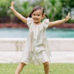 Yuanita Christiani Instagram - Adududuuhh... anak gadis pak Indra mulai banyak tingkah🤣 juara banget deh ini @sweet.escape jepretnya hahaha. Ini baru sebagian kecil, masih buanyaakk banget yang bikin gemes sampe pusing mau post yang mana, helep!🤣 Slide berapa yang paling gemoy?