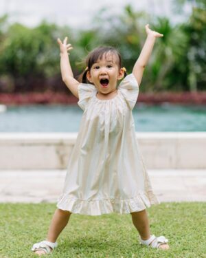 Yuanita Christiani Instagram - Adududuuhh... anak gadis pak Indra mulai banyak tingkah🤣 juara banget deh ini @sweet.escape jepretnya hahaha. Ini baru sebagian kecil, masih buanyaakk banget yang bikin gemes sampe pusing mau post yang mana, helep!🤣 Slide berapa yang paling gemoy?